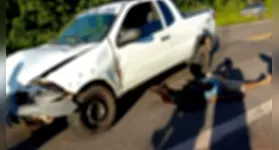 Motociclista não viu o carro parado na via e colidiu e acabou morrendo