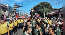 As ruas ficaram tomadas por pessoas de diferentes idades, incluindo idosos, crianças e jovens vestidos com roupas litúrgicas e hábitos religiosos.