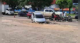 Motorista caiu no buraco ao tentar acessar um posto de combustível.