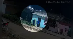 Câmeras de monitoramento registraram o momento em que os suspeitos chegaram na casa da vítima