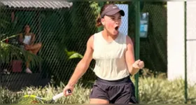 Maria Antônia comemora um ponto decisivo durante a final da categoria simples Sub-12.
