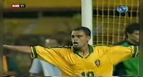 Denílson comemora um de seus dois gol marcados em amistoso de 1997