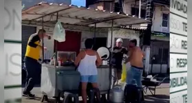 O episódio chamou a atenção de moradores e curiosos que pararam para ver o que estava ocorrendo