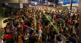 Os mastros são adornados com fitas coloridas e desembarcam na Escadinha Estação das Docas.