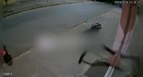 Homem desferiu vários chutes na porta do estabelecimento, mas sem sucesso