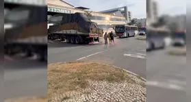 A queda da estrutura espalhou fios energizados pela área e provocou explosões, gerando preocupação entre os funcionários que trabalhavam no local.
