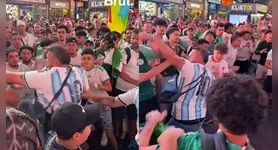 Torcedores da Argentina e Argélia se confrontam em Times Square, Nova York, horas antes do jogo da Copa do Mundo.