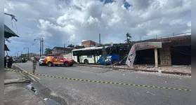 O acidente envolveu um ônibus, um carro e uma motocicleta no inicío da tarde deste domingo (21).