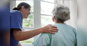 O crescimento da população idosa amplia a necessidade de profissionais preparados para atuar no cuidado, acompanhamento e assistência.