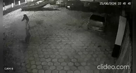 O homem foi agressivo, mas acabou rendido pelo delegado da unidade policial