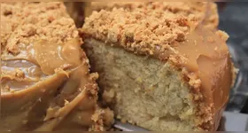 Delicioso bolo de paçoca com cobertura cremosa