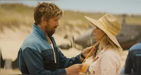 Ryan Gosling e Emily Blunt em cena no filme, que mistura romance, ação e mistério.