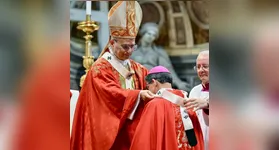 Dom Julio Akamine é agraciado com o Pálio Arquiepiscopal em cerimônia no Vaticano, celebrando sua missão pastoral na Amazônia.