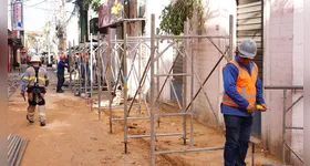 Após desabamento no Comércio, pedestres podem circular novamente em parte da área. Trânsito de veículos continua interditado para segurança.