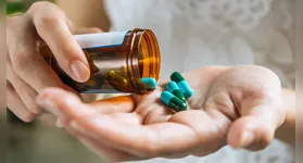 Farmacêutico alerta: automedicação cresce e traz riscos à saúde. Entenda os perigos e a importância da orientação médica.