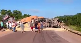 Caminhão virou e semirreboque atinge outro veículo de carga e mata condutor