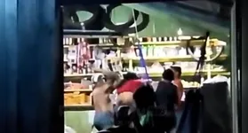 O homem agrediu violentamente a mulher dentro do bar