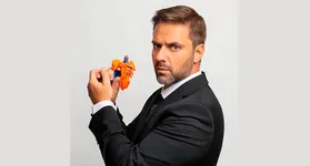 Com seu estilo dinâmico e irreverente, o humorista retrata o desafio de redescobrir a conexão com a filha jovem e a divertida luta diária para aceitar essa nova fase familiar.