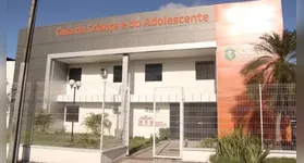 Bebê de 10 meses morre após ser vítima de estupro. Dois homens foram presos. Investigação em andamento.