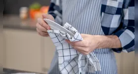 Descubra um método simples e eficiente para deixar seus panos de prato limpos e sem manchas usando água fervente, limão e sabão natural.