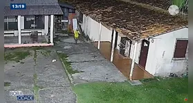 No vídeo, é possível ver o momento em que o suspeito entra com facilidade na Paróquia
