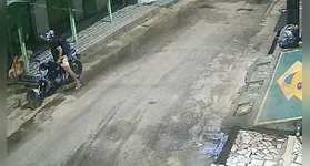 O suspeito chegou a atirar na idosa, mas por sorte, arma falhou