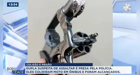 A dupla estava de moto e colidiu com um ônibus durante a fuga.
