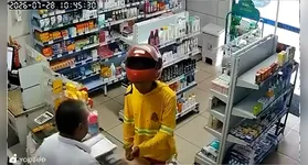 O suspeito chegou com roupa de empresa, se passou por cliente e acabou assaltando