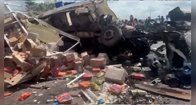 A colisão deixou os veículos completamente destruídos