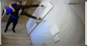 Saiba se virar uma pessoa de cabeça para baixo é eficaz em casos de engasgo e quais são as melhores práticas de primeiros socorros.
