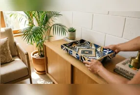 Peças feitas com papel machê a partir de caixas de ovos mostram como o reaproveitamento pode virar arte decorativa