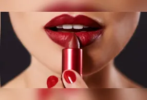 O Dia do Batom destaca a trajetória de um cosmético que atravessa gerações e continua entre os produtos de beleza mais consumidos no mundo.