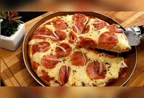 Pizza de frigideira sem ovo e sem leite para um lanche da tarde rápido