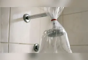 A imersão prolongada utilizando um saco plástico garante que o vinagre dissolva as placas minerais de forma contínua