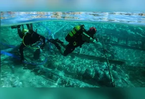 Navio romano que afundou há 1.700 anos é içado intacto à superfície