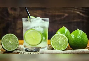 Com o passar dos anos, a combinação deixou de ser vista apenas como medicinal. O alho acabou retirado, o açúcar substituiu o mel e o gelo trouxe um toque mais refrescante ao preparo.
