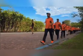 Flagra gravado no Parque do Utinga, em Belém, mostra atleta sendo surpreendido por integrantes dos Legendários.