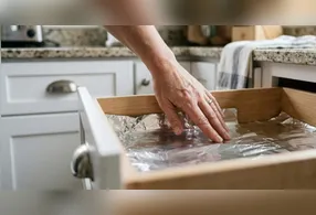 A dica é especialmente útil em cozinhas menores ou com pouca ventilação, onde o vapor liberado pelo fogão acaba atingindo armários e gavetas com mais intensidade.
