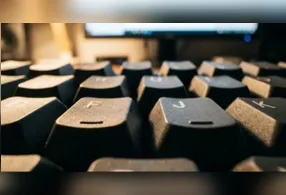 Letras “F” e “J” ocupam posição central no teclado e permitem acesso simétrico a grande parte das demais teclas.