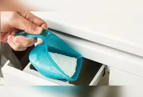 Para máquinas de abertura frontal, o mais indicado é o uso do sabão líquido, que dissolve com mais facilidade na água e reduz risco de acúmulo de resíduos.