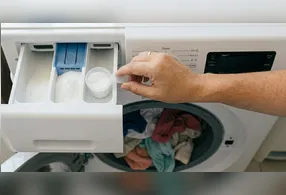 O sal interage com fibras e corantes, diminuindo a transferência de cor para a água e prolongando a intensidade das cores nas primeiras lavagens.