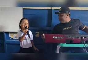 A pequena exibe simpatia e muito talento na hora de cantar