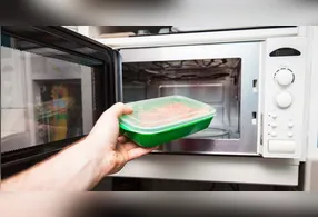É preciso ficar atento aos materiais que podem ir no micro-ondas.