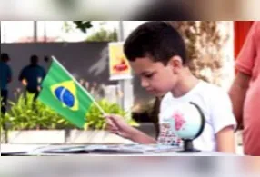 Anglerry Otávio tem interesse por futebol e geografia internacional.