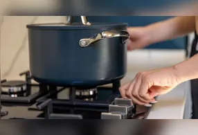 Muitas vezes a sujeira fica acumulada em botões do fogão, deixando a cozinha engordurada.