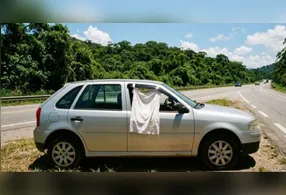 Pano branco na janela é um sinal informal usado por motoristas para indicar emergência ou pedir ajuda na estrada, mas não garante prioridade no trânsito