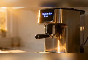 Manter a cafeteira ligada após o uso pode provocar superaquecimento, elevar a conta de luz e até causar acidentes domésticos