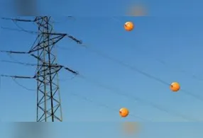 Esferas coloridas são geralmente instaladas em locais de difícil acesso