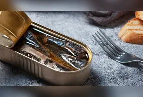 Sardinhas frescas ou enlatadas são uma fonte acessível de proteína, ômega 3 e minerais essenciais para ossos, coração e cérebro