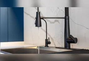 Torneira elétrica aquece a água instantaneamente e é uma alternativa prática para o dia a dia na cozinha.